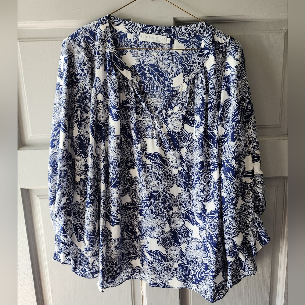 Alice & Trixie by Angela George 100% Silk flared sleeve blouse Size M